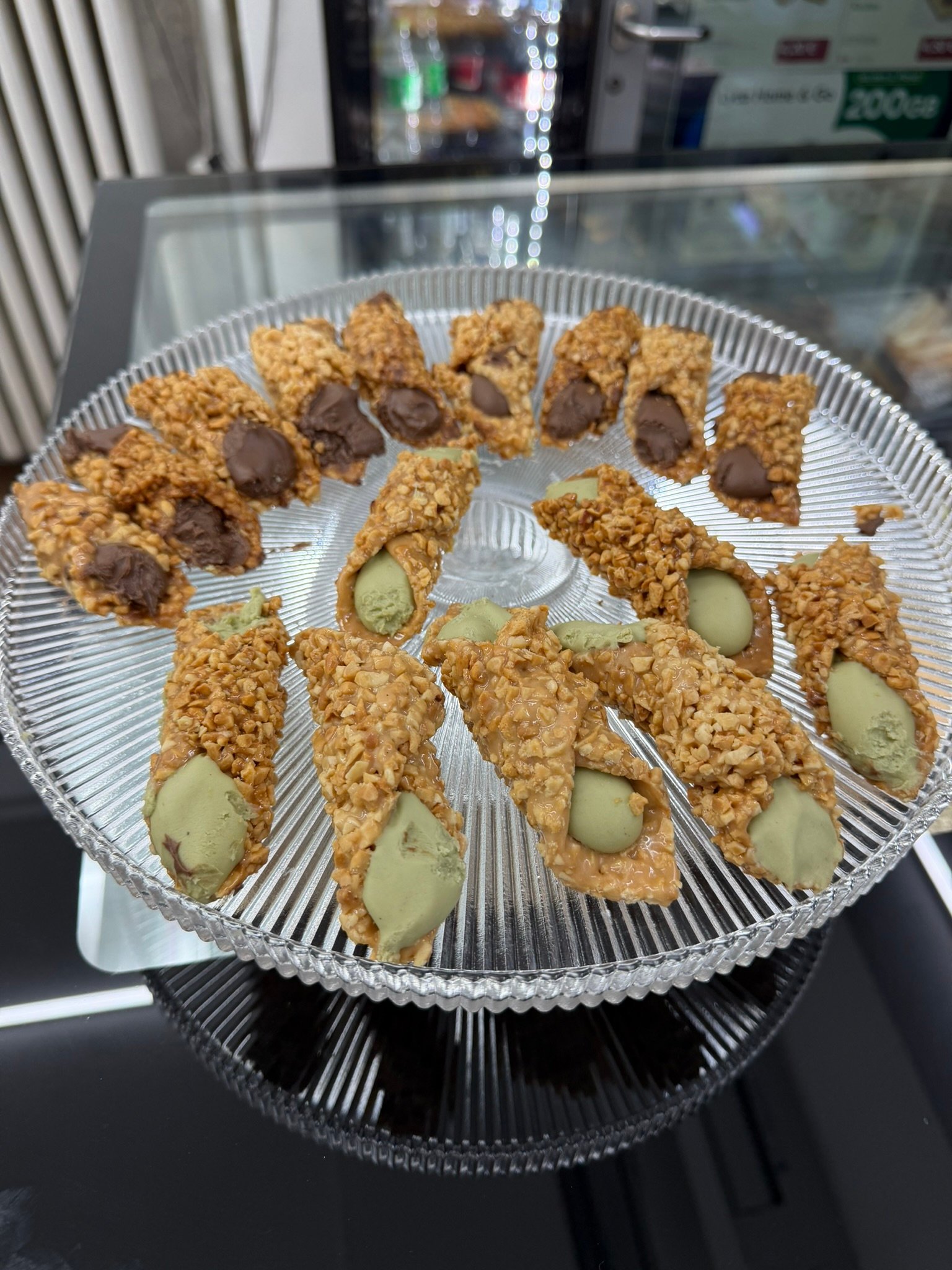 Cannoli mit Pistazien- und Gianduja-Füllung aus unserem Sortiment